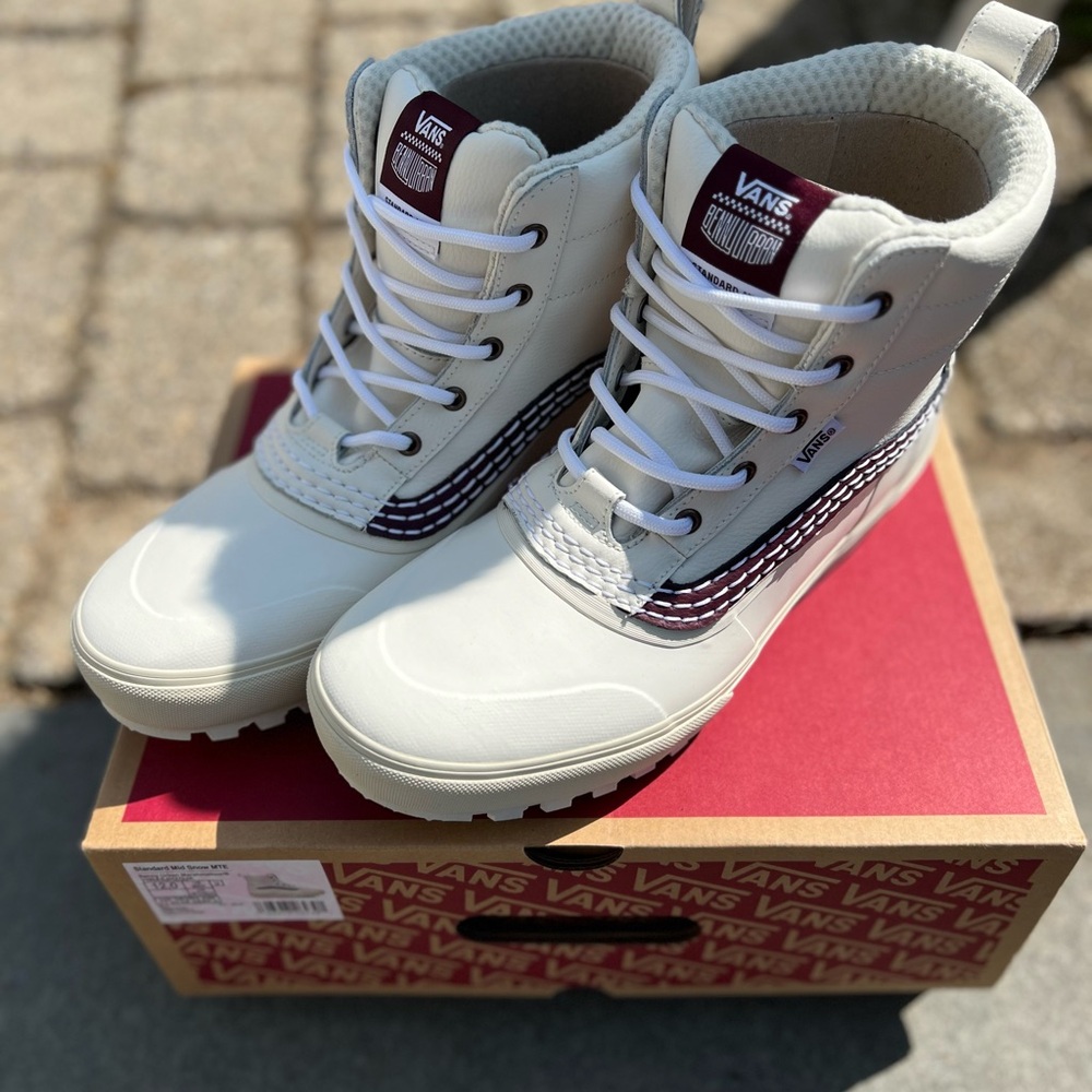 Brand new Vans standard mid snow MTE